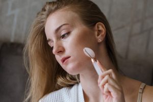 Read more about the article Эффективные техники массажа лица для омоложения кожи