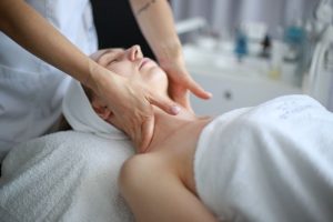 Read more about the article Преимущества и особенности массажа шеи и декольте