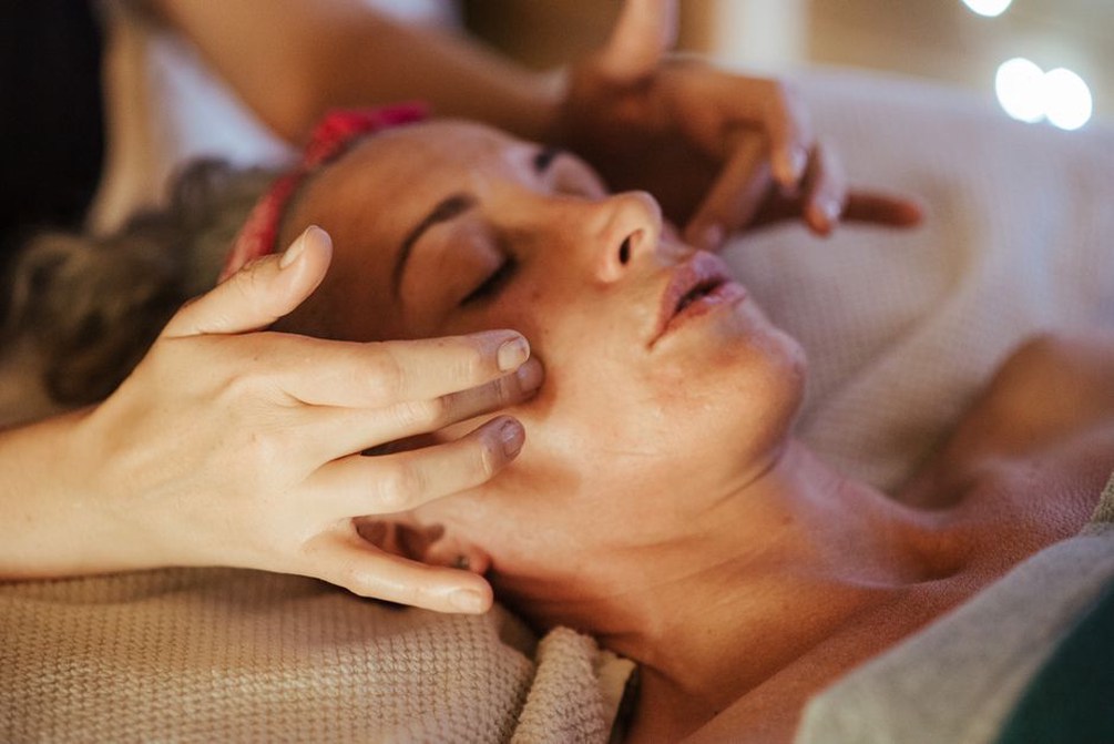 женщина наслаждается SPA-процедурой для лица