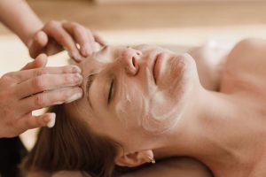 Read more about the article Массаж лица для свежего вида: какие приёмы подходят и когда лучше подождать