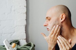 Read more about the article Уход за мужской кожей лица и тела: бритьё, увлажнение и салонные процедуры