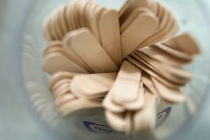 Read more about the article Как выбрать профессиональные средства для восковой и сахарной депиляции