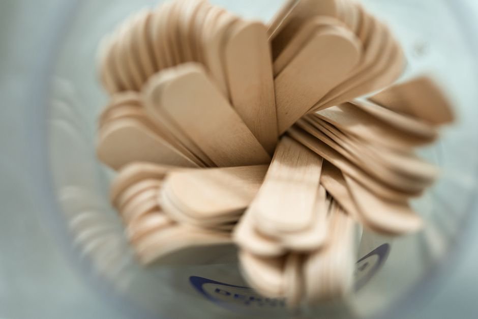 Read more about the article Как выбрать профессиональные средства для восковой и сахарной депиляции