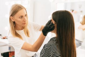 Read more about the article Как сделать восковую и сахарную депиляцию комфортнее