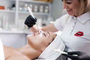 Read more about the article Как выбрать пилинг в салоне: виды, вопросы специалисту и уход после процедуры