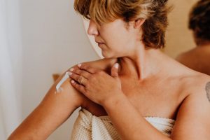 Read more about the article Обгорела кожа на солнце: уход дома и процедуры, которые стоит отложить