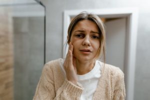 Read more about the article Как стресс влияет на кожу и когда стоит отложить салонную процедуру